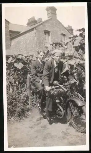 Fotografie Motorrad, Burschen auf Krad sitzend 1931