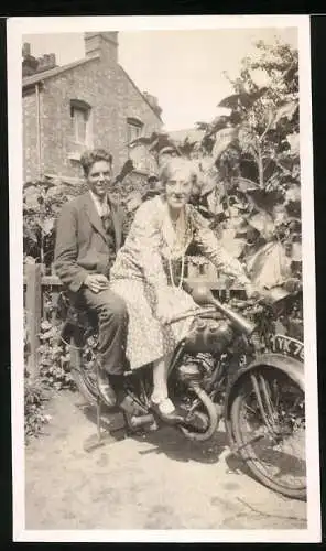 Fotografie Motorrad, junges Paar auf Krad sitzend 1931