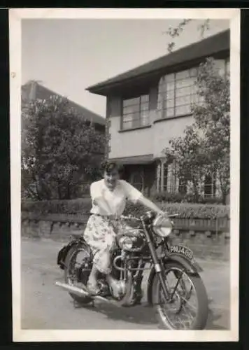 Fotografie Motorrad Ariel, Hausfrau sitzt auf Krad 1951
