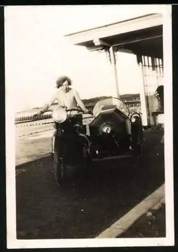 Fotografie Motorrad, Frau auf Krad mit Seitenwagen in Littlehampton