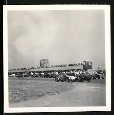 Fotografie Auto-Rennen, Rennwagen stehen in Startformation