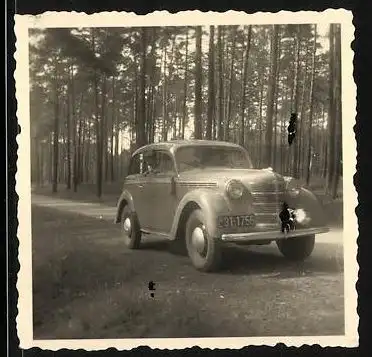 Fotografie Auto Opel, PKW auf einem Waldweg
