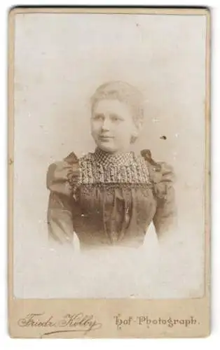 Fotografie Friedr. Kolby, Chemnitz, König-Str. 21, Junge Dame im Rüschenkleid