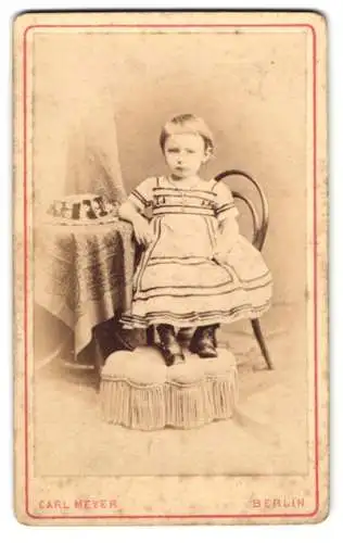 Fotografie Carl Meyer, Berlin, Brunnen-Str. 37, Kleines Kind im Kleid mit Kreuzkette
