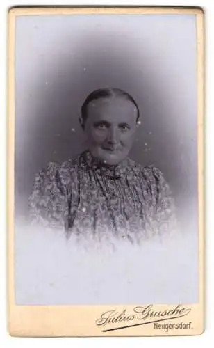Fotografie Julius Grusche, Neugersdorf i. Sachs., Ältere Dame mit zurückgebundenem Haar