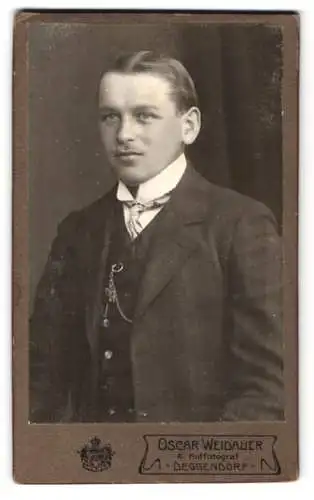Fotografie Oskar Weidauer, Deggendorf, Bahnhofstrasse, Junger Herr im Anzug mit Krawatte