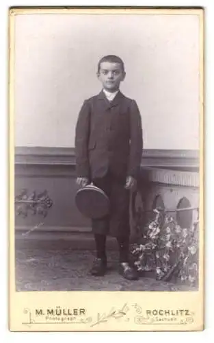 Fotografie M. Müller, Rochlitz /Sachsen, Kleiner Junge im Anzug mit Schirmmütze
