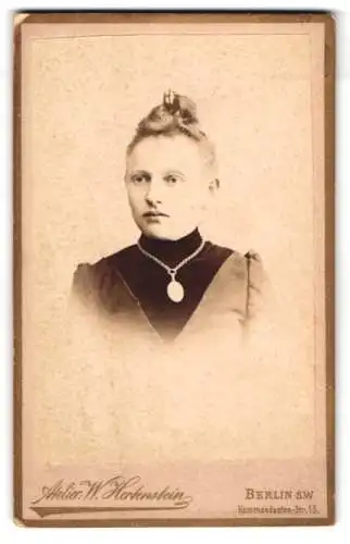 Fotografie W. Hertenstein, Berlin, Kommandanten-Str. 15, Junge Dame mit Hochsteckfrisur und Amulett