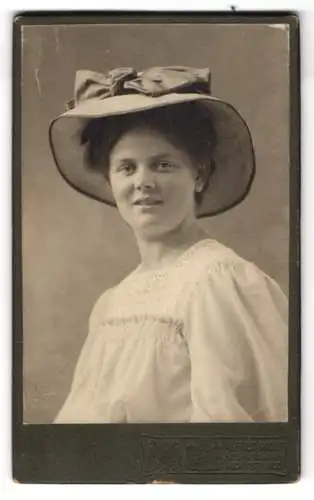 Fotografie Alfred Wolf, Konstanz, Rosgartenstr. 20, Junge Dame mit einem Hut