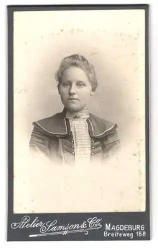 Fotografie Atelier Samson & Co., Magdeburg, Breiteweg 168, Junge Dame mit hochgestecktem Haar und Zierärmeln