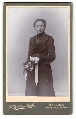 Fotografie F. Schloenbach, Berlin, Hasenhaide 52 /53, Jugendliches Mädchen im eleganten Kleid mit einem Blumenbouquet