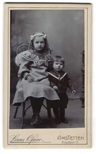 Fotografie Linus Ofner, Amstetten, Hauptplatz 15, Junges Mädchen im Kleid mit kleinem Bruder im Matrosenkostüm