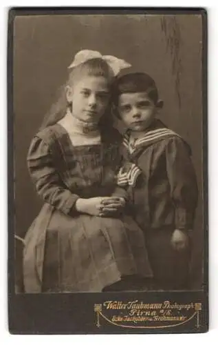 Fotografie Walter Taubmann, Pirna a. E., Jackobäer- /Grohmannstr., Mädchen mit Schleife im Haar neben dem kleinen Bruder