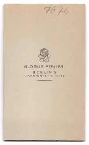 Fotografie Globus Atelier, Berlin, Oranien-Str. 52 /53, Bürgerlicher Knabe im Anzug mit einem Fedora und Handschuhen