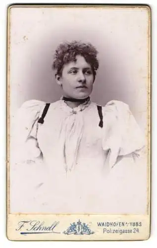 Fotografie F. Schnell, Waidhofen a. Ybbs, Polizeigasse 24, Junge Frau mit lockigem Haar im weissen Kleid mit Puffärmeln