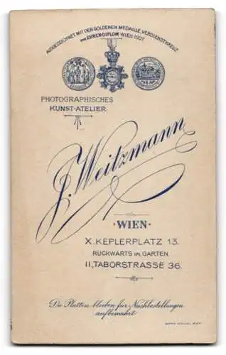 Fotografie J. Weitzmann, Wien, Keplerplatz 13, Bürgerlicher Knabe im Matrosenoutfit mit einer Kerze in der Hand