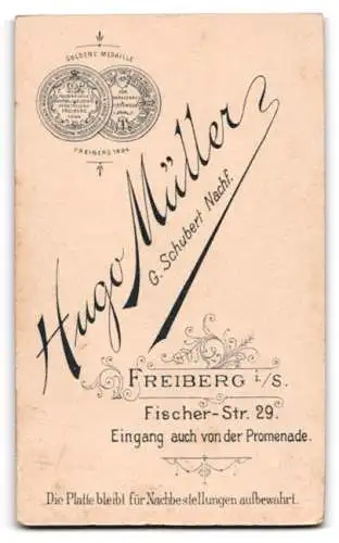 Fotografie Hugo Müller, Freiberg i. S., Fischer-Str. 29, Bürgerliches Mädchen im Kleid mit Rüschenkragen