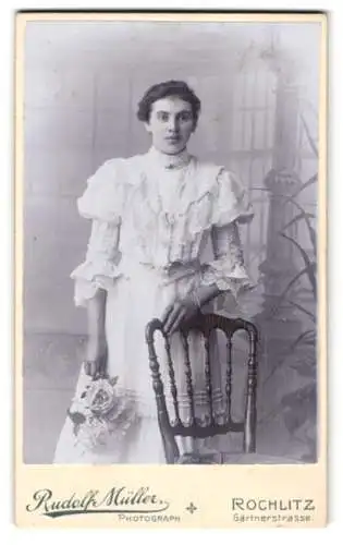 Fotografie Rudolf Müller, Rochlitz, Gärtnerstrasse, Junge Frau im weissen Kleid mit Zierfalten und Puffärmeln