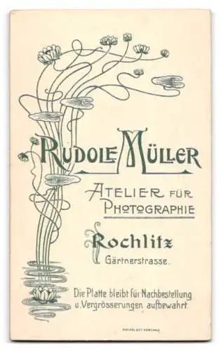 Fotografie Rudolf Müller, Rochlitz, Gärtnerstrasse, Junge Frau im weissen Kleid mit Zierfalten und Puffärmeln