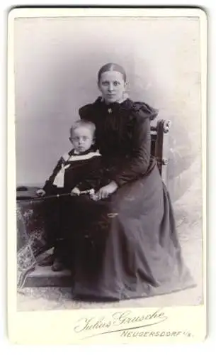 Fotografie Julius Grusche, Neugersdorf i. S., Bürgerliche Dame mit adretter Frisur mit ihrem Sohn im Matrosenkostüm