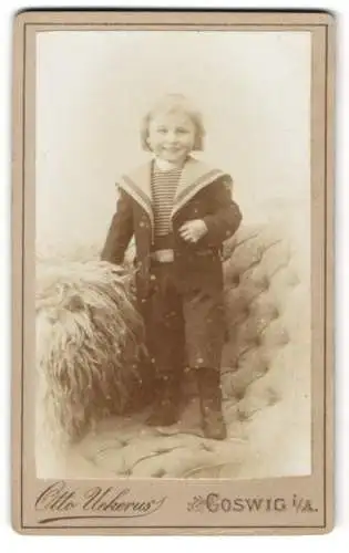 Fotografie Otto Uekerus, Coswig i. A., Kleiner Junge in Matrosenjacke mit einem breiten Grinsen
