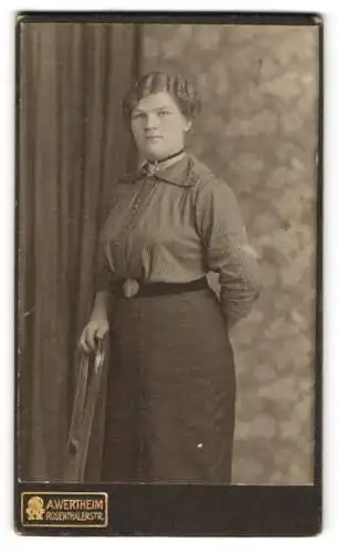 Fotografie A. Wertheim, Berlin, Rosenthalerstr., Junge Dame in gestreifter Bluse und dunklem Rock mit einem Halsband