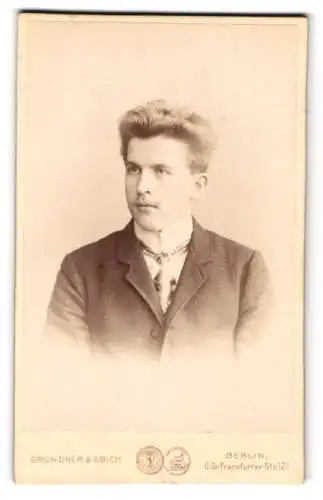 Fotografie Grundner & Abich, Berlin, Gr. Frankfurter-Str. 126, Junger Mann mit leichtem Schnurrbart und Krawatte
