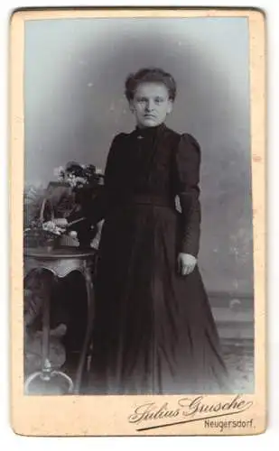 Fotografie Julius Grusche, Neugersdorf i. S., Bürgerliches Mädchen im schwarzen taillierten Kleid mit einem Korb Blumen