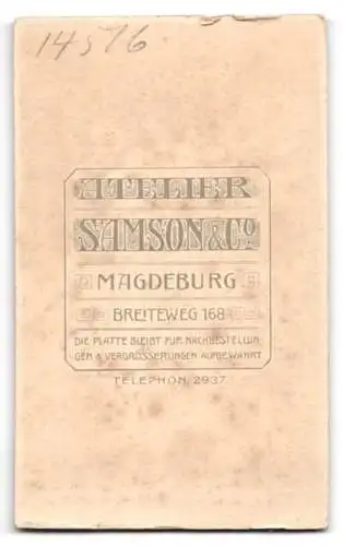 Fotografie Atelier Samson & Co., Magdeburg, Breiteweg 168, Junge Dame im Kleid mit Rüschenkragen und breiter Schulter