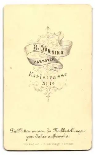 Fotografie B. Wünning, Hannover, Karlstrasse 1a, Bürgerlicher Herr im Sakko mit breitem Revers mit markantem Schnurrbart