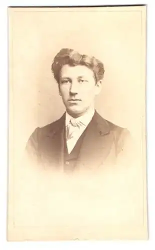 Fotografie A. H. Heckmann, Osnabrück, Johannes-Str. 68, Junger Mann mit markantem Seitenscheitel im Dreiteiler