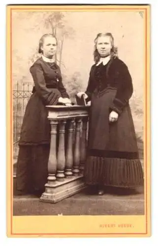 Fotografie Albert Hesse, Osnabrück, Zwei jugendliche Mädchen in langen taillierten Kleidern mit weissen Krägen