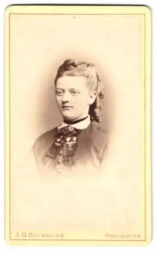Fotografie A. H. Heckmann, Osnabrück, Johannes-Str. 68, Junge Frau gelocktem, zurückgestecktem Haar und Halsband