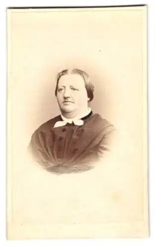 Fotografie A. H. Heckmann, Osnabrück, Johannes-Str. 68, Bürgerliche Dame mit Mittelscheitel und rundlichem Gesicht