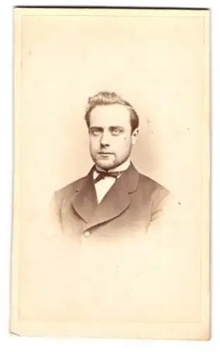 Fotografie A. H. Heckmann, Osnabrück, Johannes-Str. 68, Junger Mann mit elegantem Seitenscheitel und fokussiertem Blick