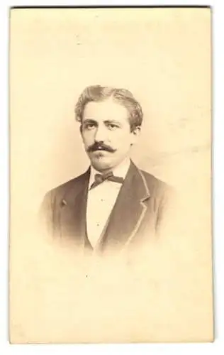 Fotografie A. H. Heckmann, Osnabrück, Johannes-Str. 68, Junger Mann mit pomadisiertem Seitenscheitel und Schnäuzer