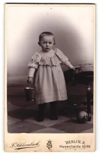 Fotografie F. Schloenbach, Berlin, Hasenhaide 52 /53, Junges Mädchen im Kleid mit einem Eimer und einem Spielball