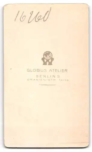 Fotografie Globus Atelier, Berlin, Oranien-Str. 52 /53, Kleines Kind im weissen Gewand mit Rüschenkragen auf einem Pelz