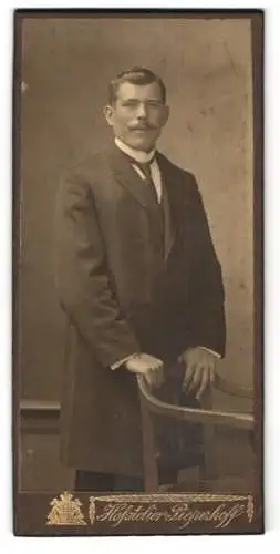 Fotografie Hofatelier Pieperhoff, Halle a. S., Poststr. 15, Junger Mann mit pomadisiertem Haar und Schnurrbart