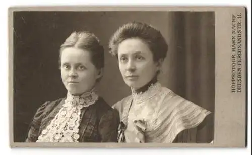 Fotografie Hahn Nachf., Dresden, Ferdinandstr.11, Zwei junge Frauen in Kleidern mit verzierter Kragenpartie