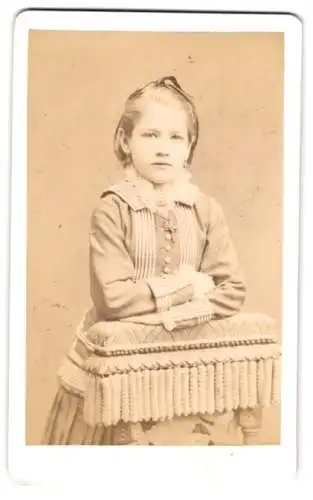 Fotografie Heinrich Harmsen, Wien, Hauptstr. 26, Kleines Mädchen in modischer Kleidung