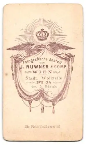 Fotografie J. Ruwner & Comp., Wien, Wollzeile 34, Junge Dame mit Locken und Kragenbrosche