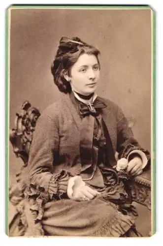 Fotografie Johann Bichler, Steyer, Junge modisch gekleidete Dame mit Kreuzkette