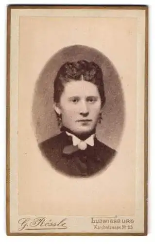 Fotografie G. Rössle, Ludwigsburg, Kirchstrasse 25, Junge Dame mit elegant hochgestecktem Haar und Ohrringen