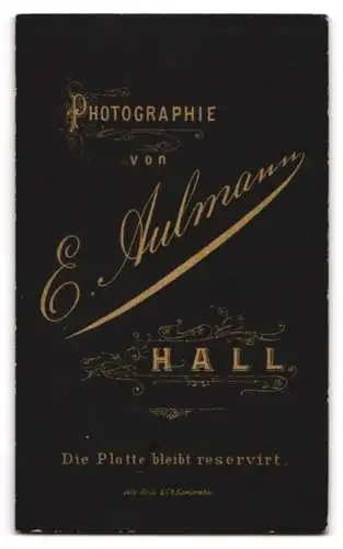 Fotografie E. Aulmann, Hall, Bügerlicher Herr mit Seitenscheitel und Schnurrbart im karierten Anzug