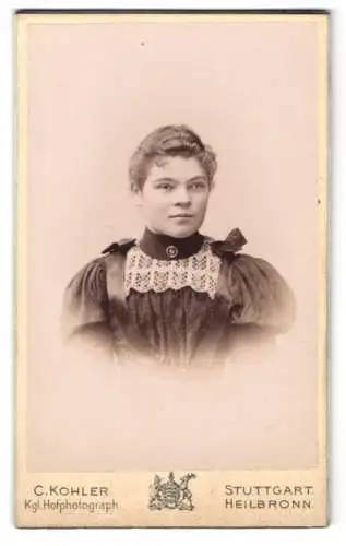 Fotografie C. Kohler, Stuttgart, Friedrichstr. 32, Bürgerliches Mädchen mit lockigem Haar im Kleid mit Schulterschleifen