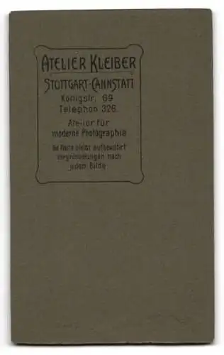 Fotografie J. Kleiber, Stuttgart-Cannstatt, Königstr. 69, Kleinkind im weissen Gewand auf einem Stuhl stehend