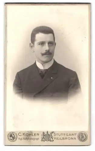 Fotografie C. Kohler, Stuttgart, Schellingstr. 13, Junger Mann mit kurzem Harr und Schnurrbart im eleganten Anzug