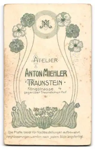 Fotografie Atelier Miehler, Traunstein, Königstrasse 4, Junge Frau im Kleid mit Puffärmeln über gemusterter Bluse