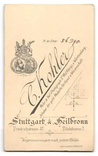 Fotografie C. Kohler, Stuttgart, Friedrichstr. 32, Bürgerlicher Knabe mit Seitenscheitel und einem subtilen Lächeln